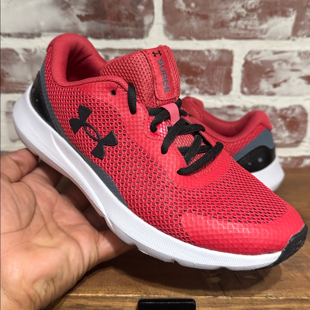 Under Armour Surge 3 Sneakers Boys Sz 5.5Y‎